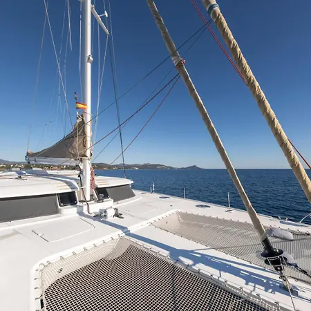 Botel Catamaran Mobydick *